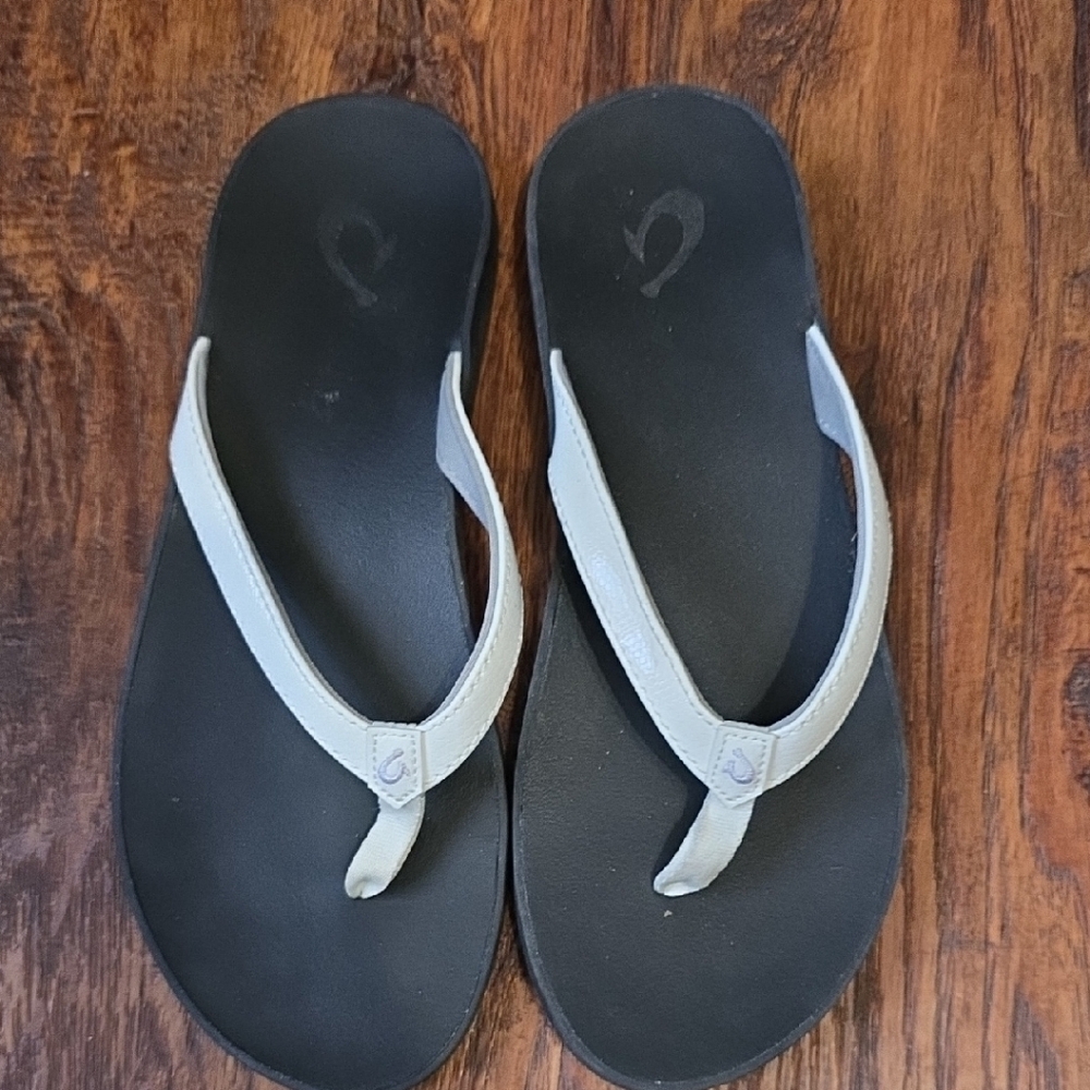OluKai Women's Black and White Sandals